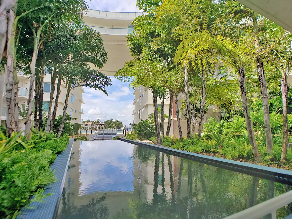 Peloro Miami Beach Decorative Pool