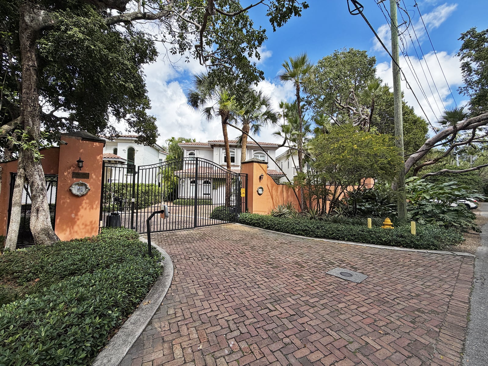 Villas de Vizcaya Entrance