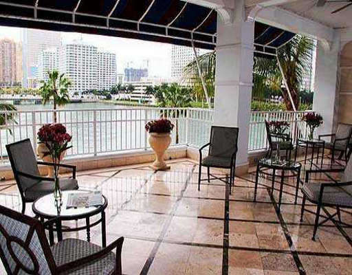 Courvoisier Courts Brickell Key - Social Terrace