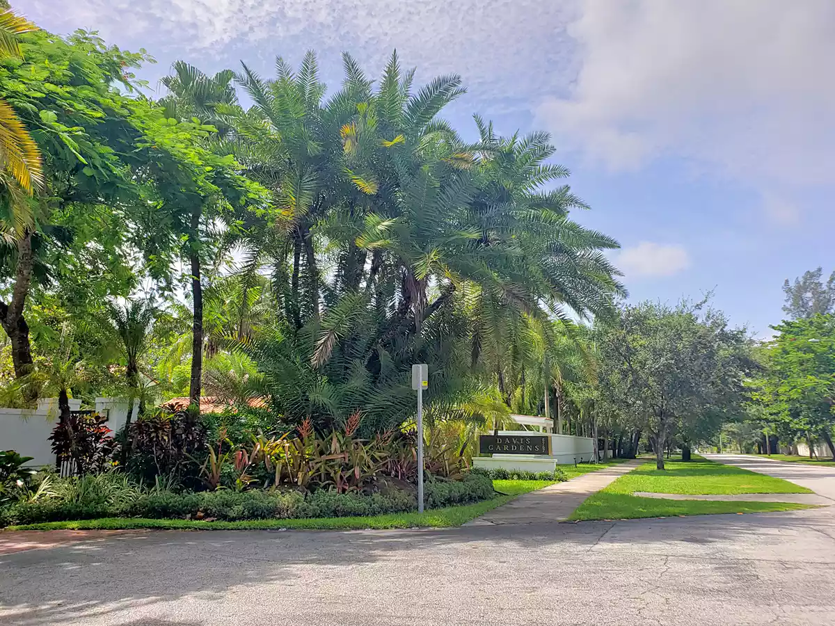 Davis Gardens South Miami - Street Entrance