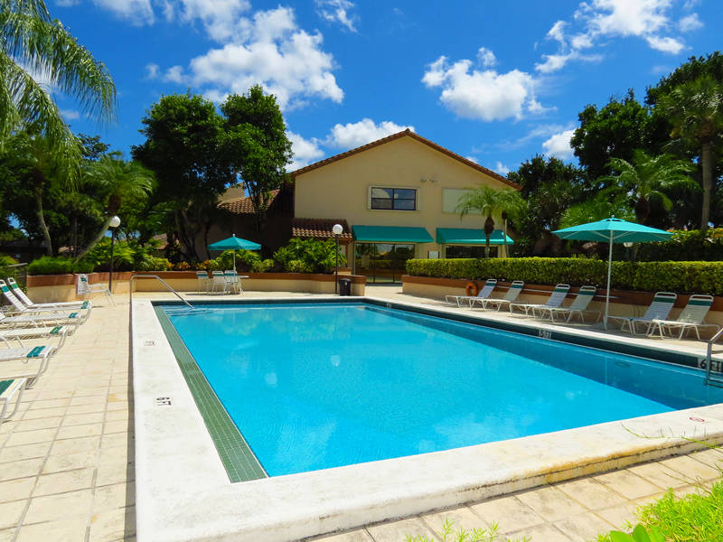 Clubhouse and 2 pools at Kings Court Miami