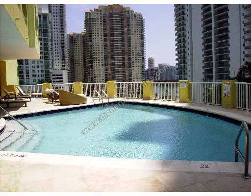 Sail on Brickell - Pool